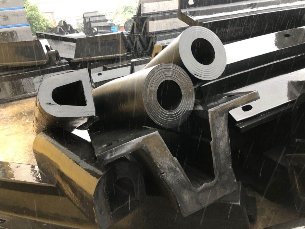 Cylindrical rubber fenders with D and arch fenders in factory