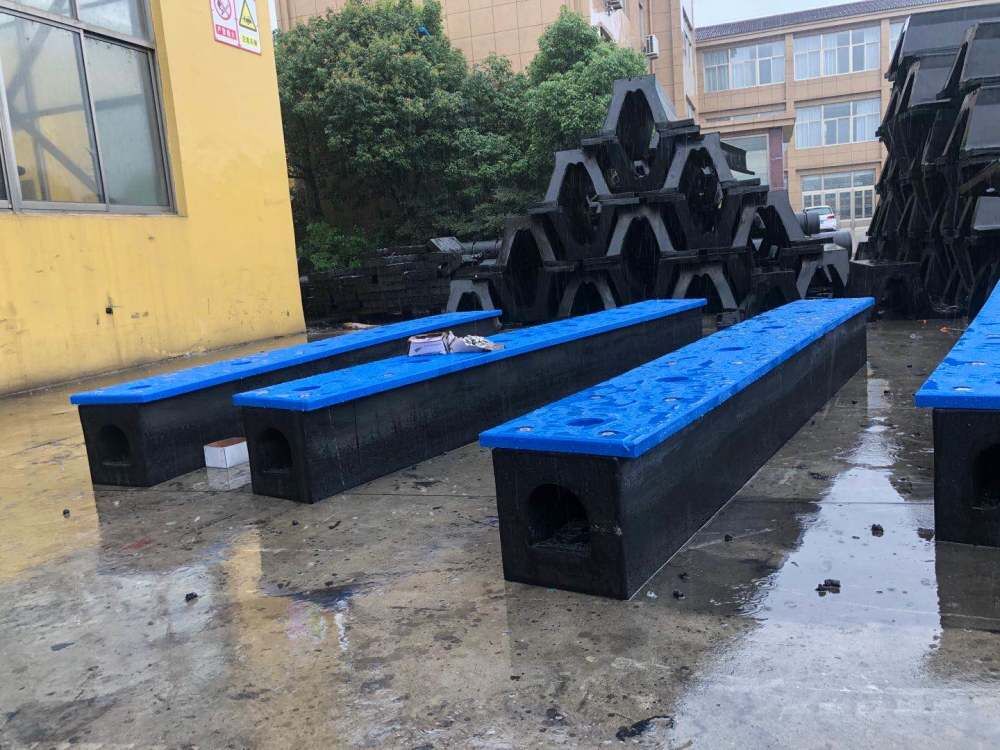 Square rubber fender with UHMW-PE face pad