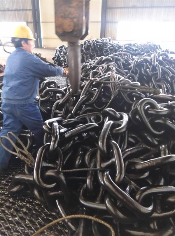 Black painted marine anchor chain for vessel dock buoy and offshore mooring systems
