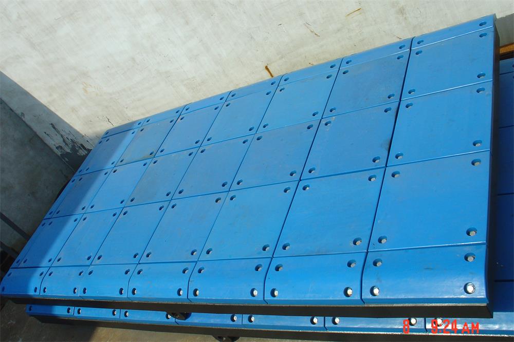 UHMWPE facing pads installed on steel frontal panel for cell fender system