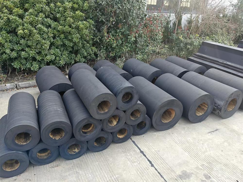 Drawing of cylindrical rubber fenders with galvanized chain links and central support bar assembly
