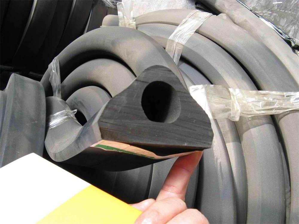 Custom extruded rubber profile section for marine sealing