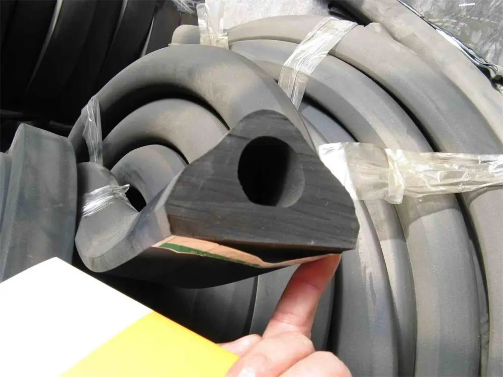 Custom extruded rubber profile section for marine sealing