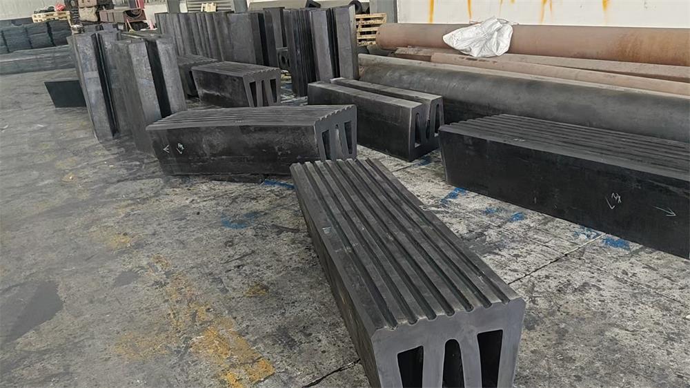 Custom W rubber fenders in different sizes and profiles in factory