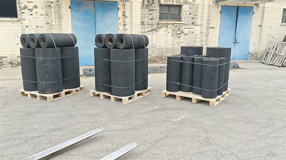 cylindrical rubber fenders packed on pallets singapore order