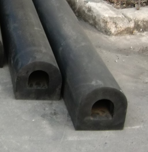 Black D type rubber fenders used for tugboat side and hull protection