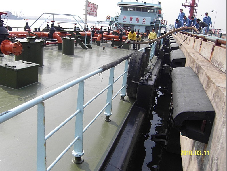 D rubber fender installed on dock edge for vessel berthing and quay wall protection