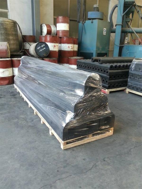 D rubber fender wrapped on wooden pallet for export shipment