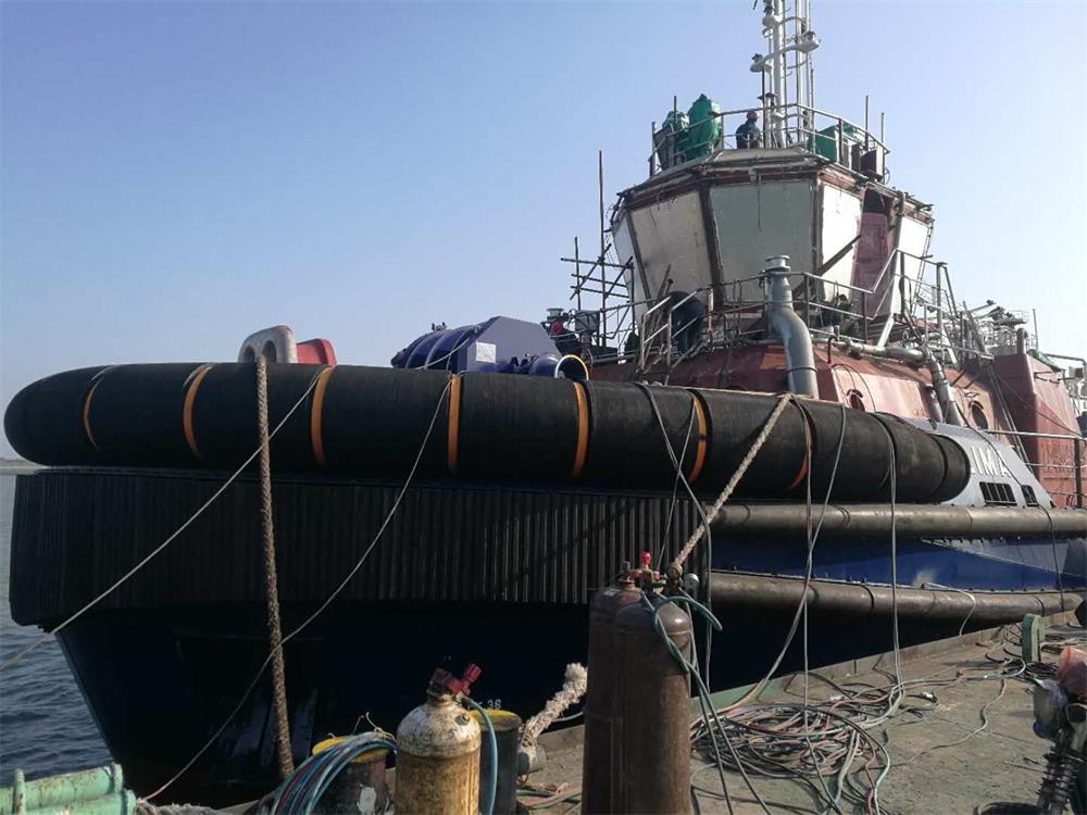 D rubber fenders installed on tugboat side for vessel impact and berthing protection