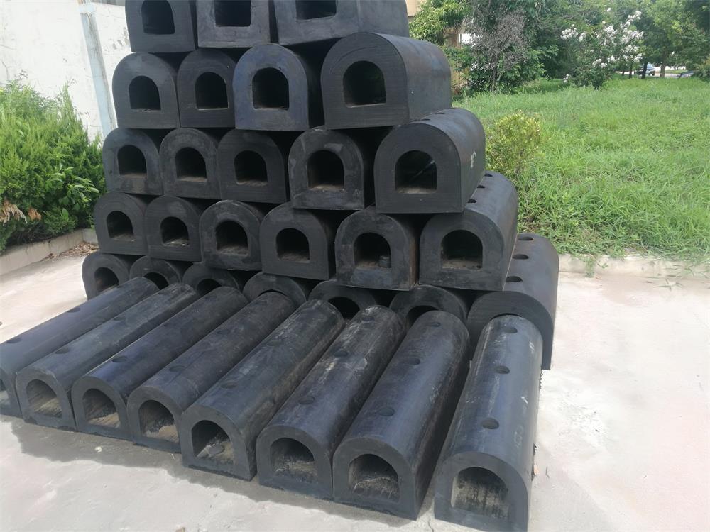 Stacked D rubber fenders with different inner hole designs for tugboat, workboat and dock protection