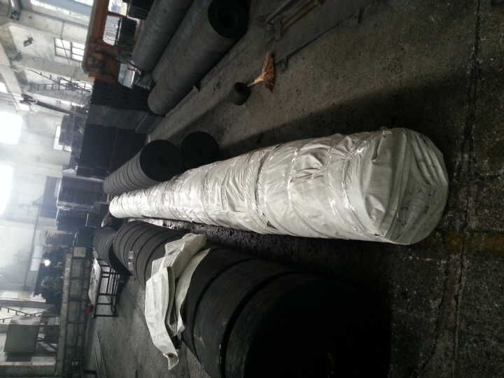 Long tugboat cylindrical rubber fender packed in factory before shipment