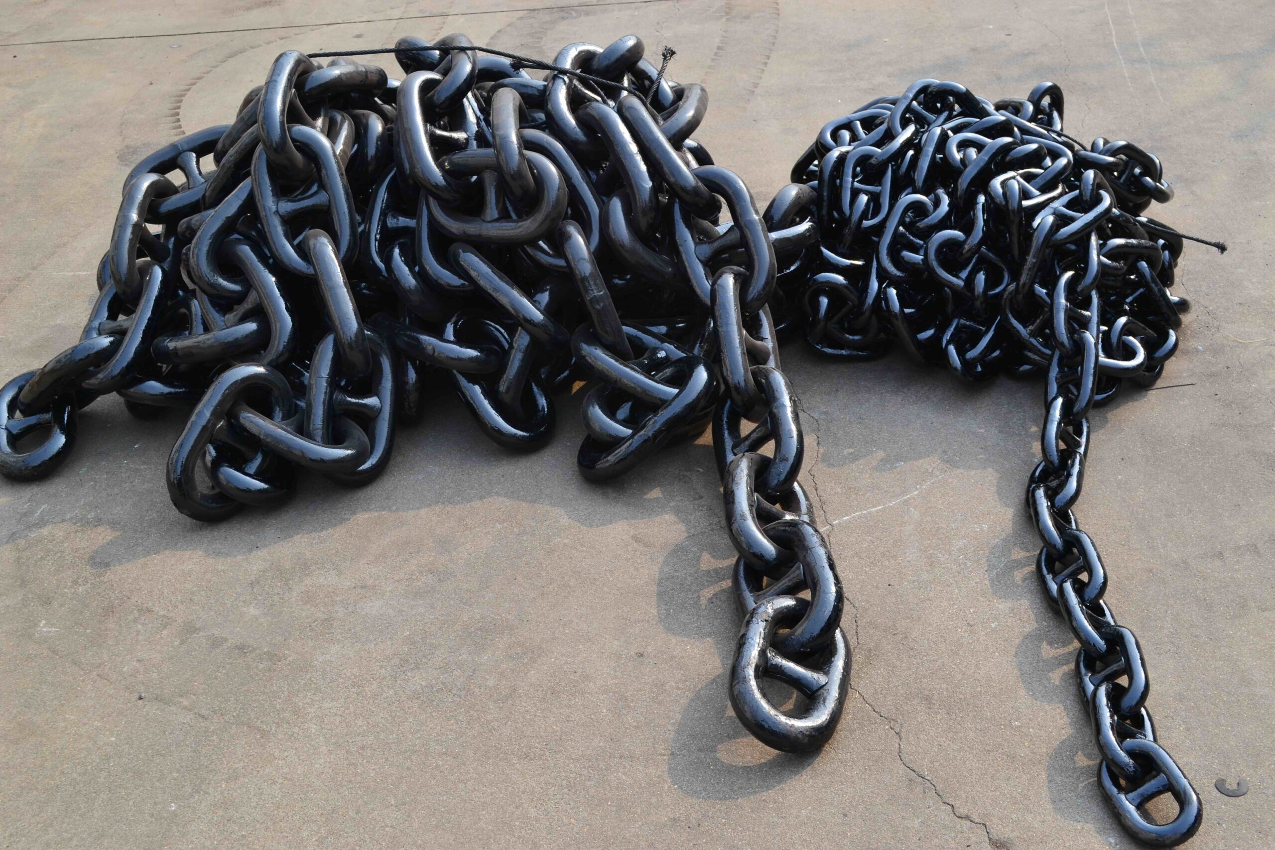 Marine anchor chain and mooring chain for vessel dock buoy and offshore mooring systems