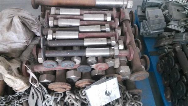 Mounting brackets and bolts for installing cylindrical rubber fenders on quay walls