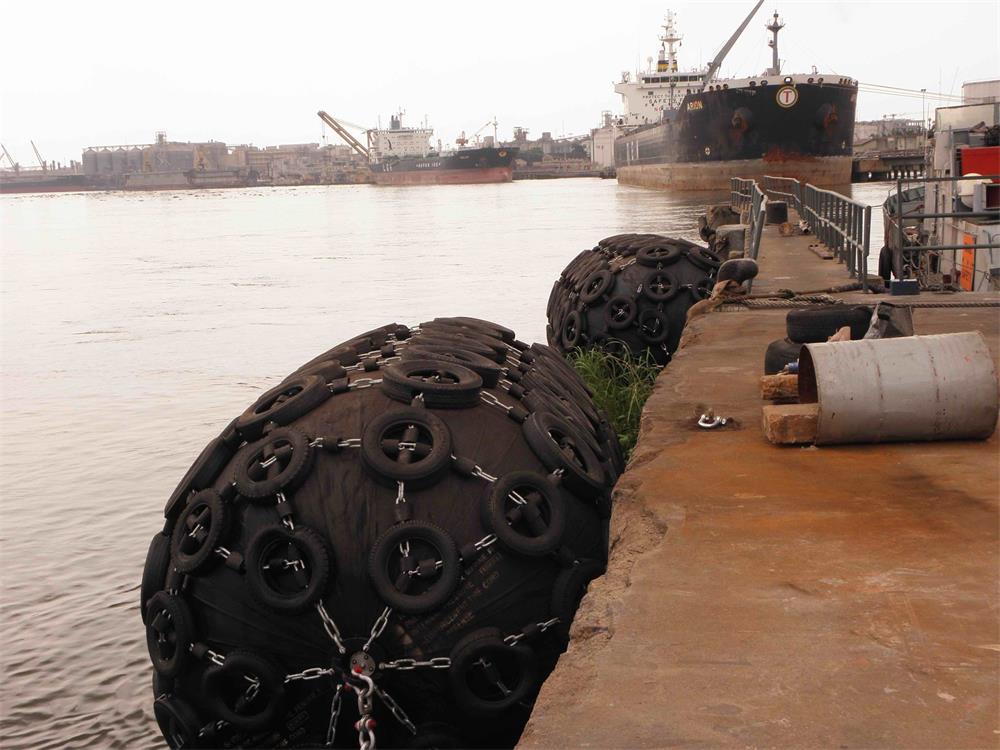 Pneumatic floating fenders with tire and chain net used for port berthing and ship-to-dock protection