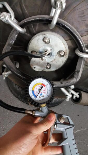 Pneumatic rubber fender air charging tool with pressure gauge