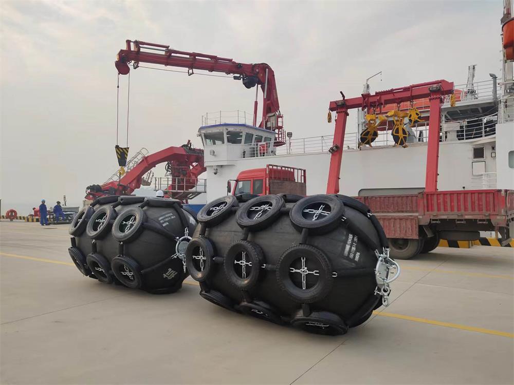 Pneumatic rubber fender for dockside berthing preparation