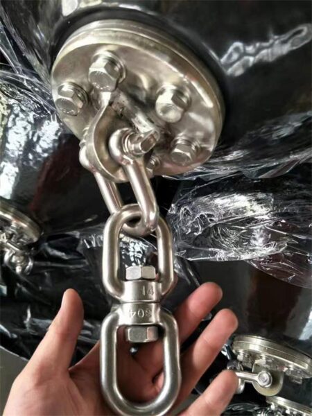 Pneumatic rubber fender end fitting with swivel shackle