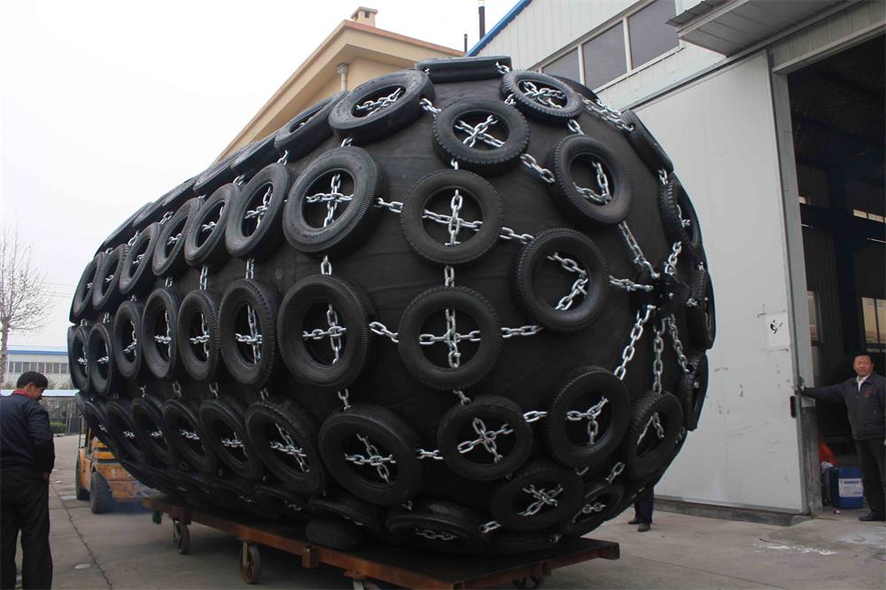 Pneumatic rubber fender with tire chain net for ship to ship and ship to dock berthing protection