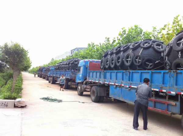 pneumatic-rubber-fenders-loaded-on-truck-for-shipment