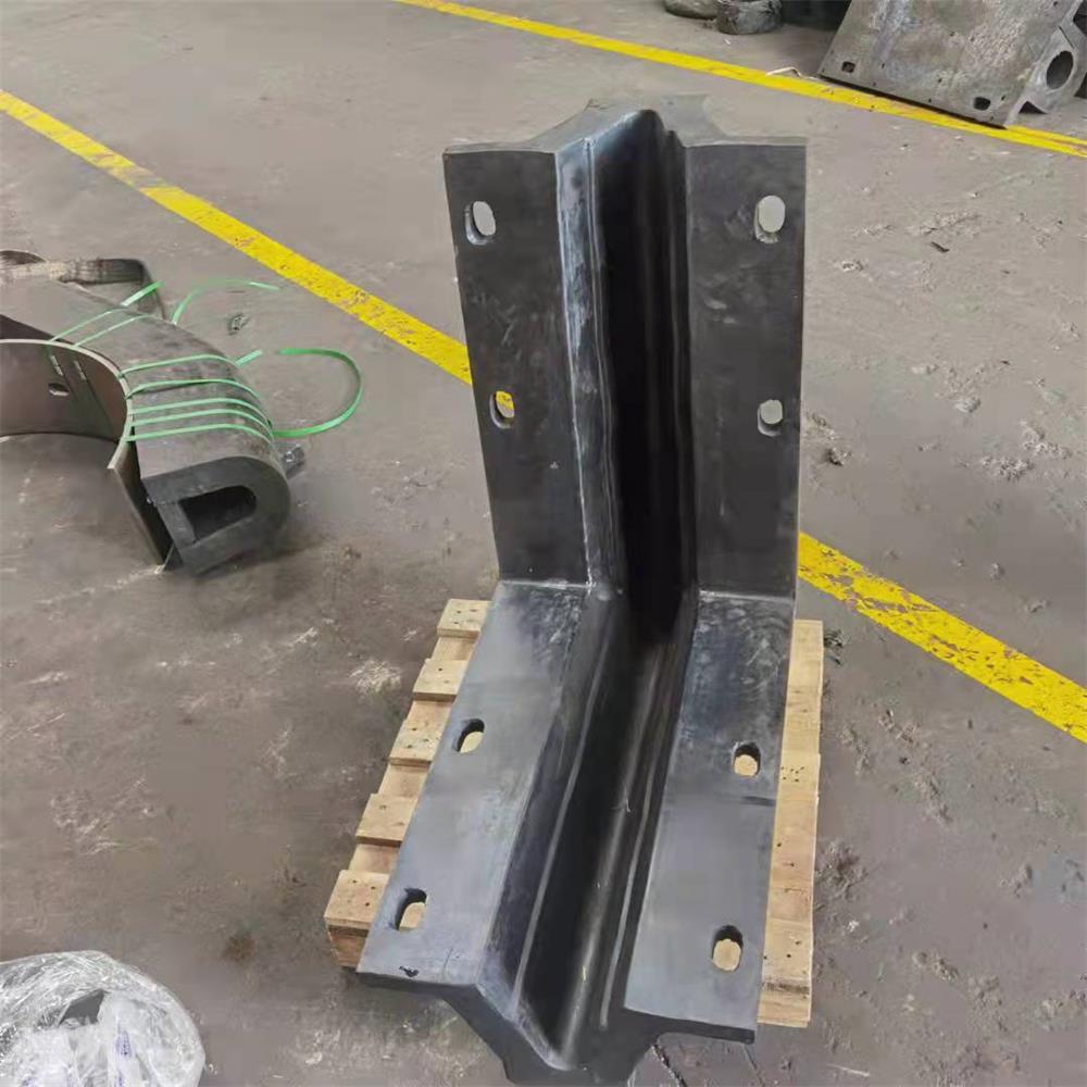 Rubber corner arch fender with bolt holes for fixed installation on berth edges and dock corners