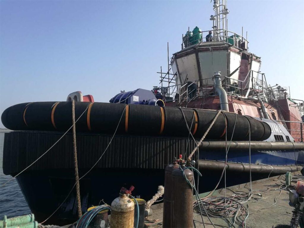 Tugboat cylindrical rubber fender installed on vessel side for bow and side protection
