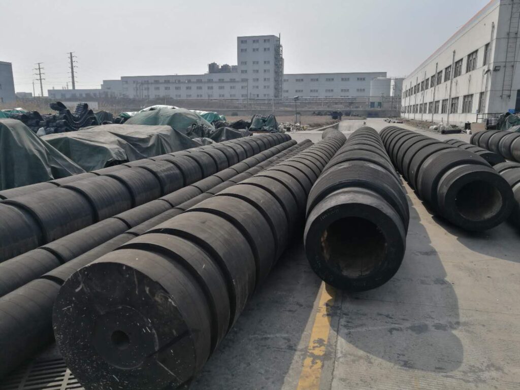 Tugboat cylindrical rubber fenders arranged in factory yard for marine fender projects