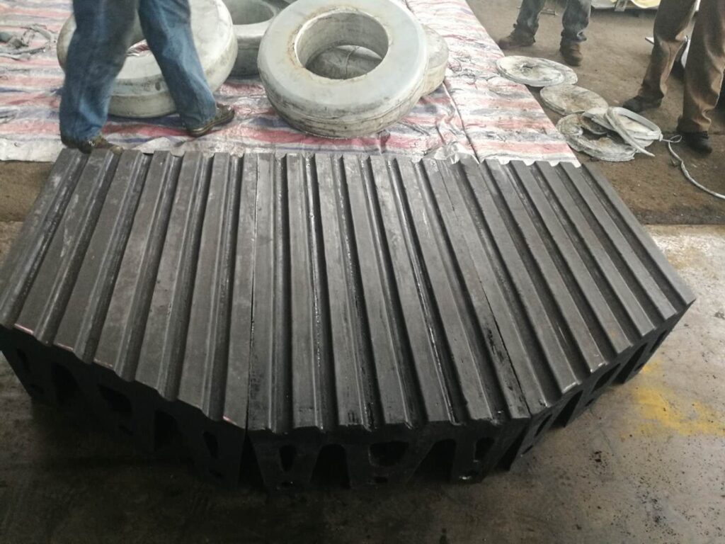W rubber fender arranged along curved vessel side for tugboat protection