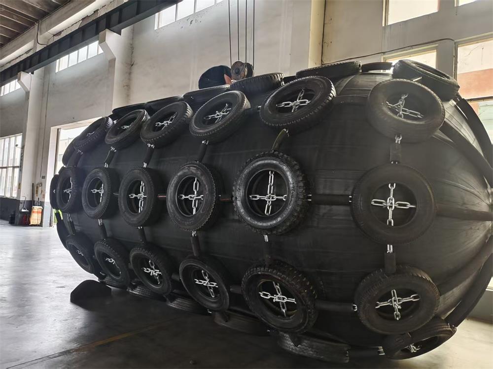 Large pneumatic rubber fender with heavy-duty tire chain net