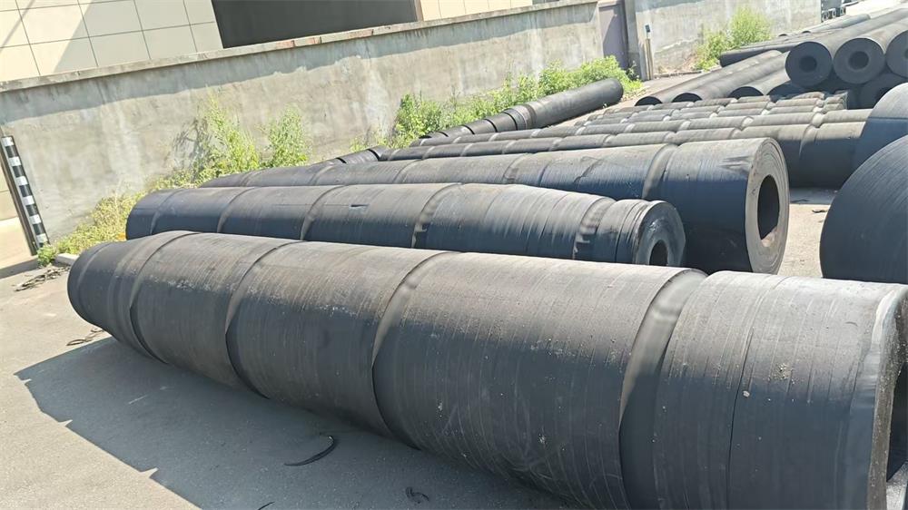 Custom cylindrical rubber fenders for shipyard tugboat project