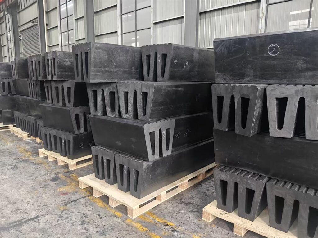 Custom W fenders for tugboat working areas