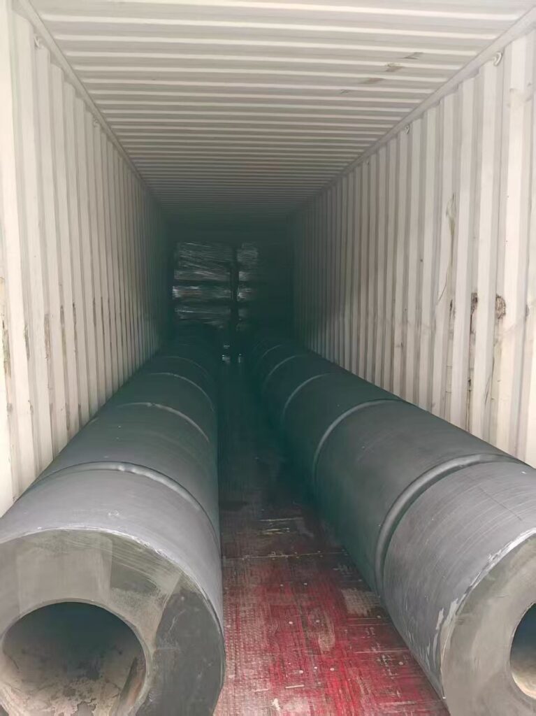 Cylindrical fenders loaded in container with packed D fenders