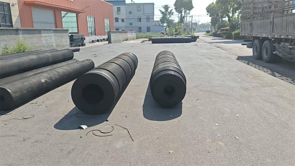 Cylindrical rubber fenders for tugboat impact protection