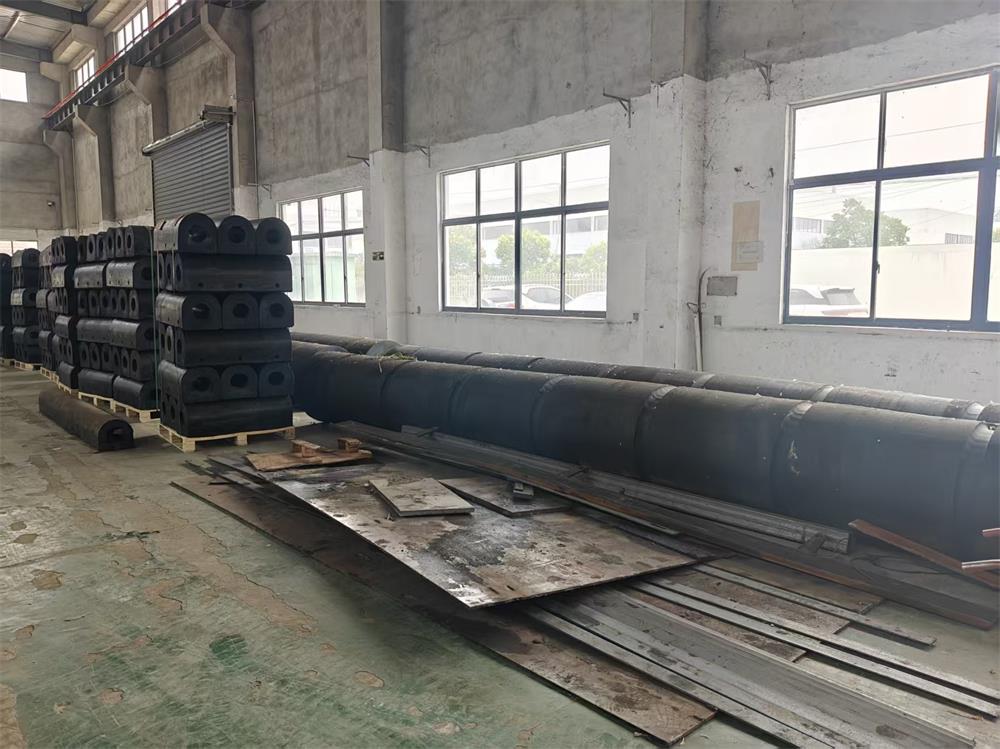 D fenders and W fenders packed for tugboat fendering project