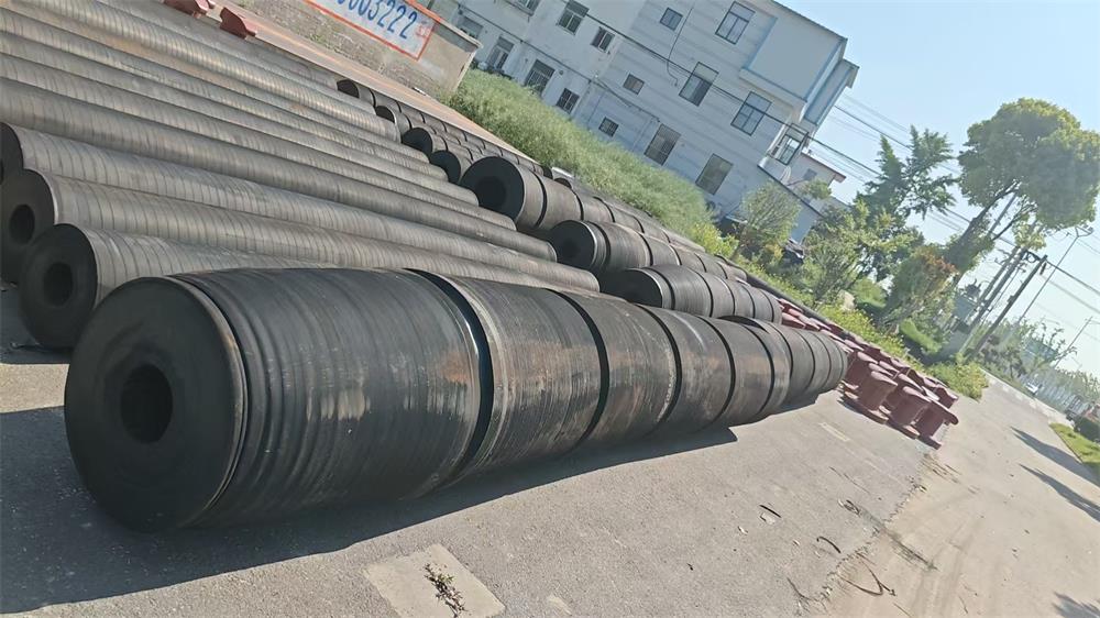 Long cylindrical fenders for tugboat fendering system