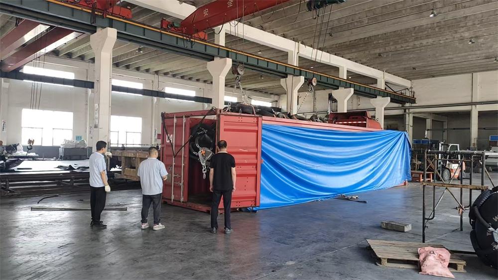Open top container loading for large pneumatic rubber fenders