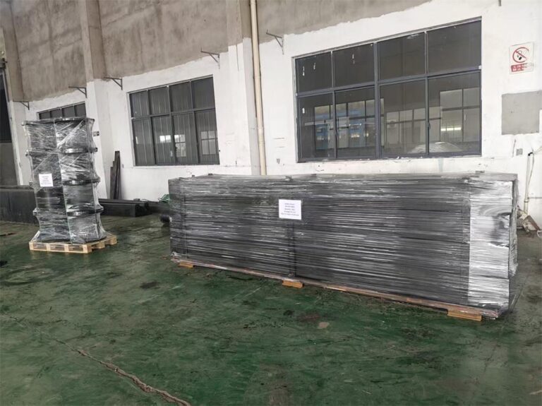 SUC500H cell rubber fenders securely packed on a 1.3 × 0.65 × 2.15 m pallet