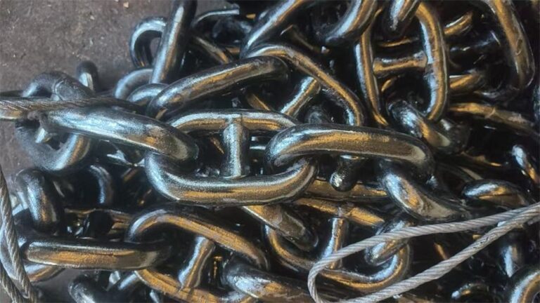 U2 26 mm anchor chain with Kenter shackle connection detail